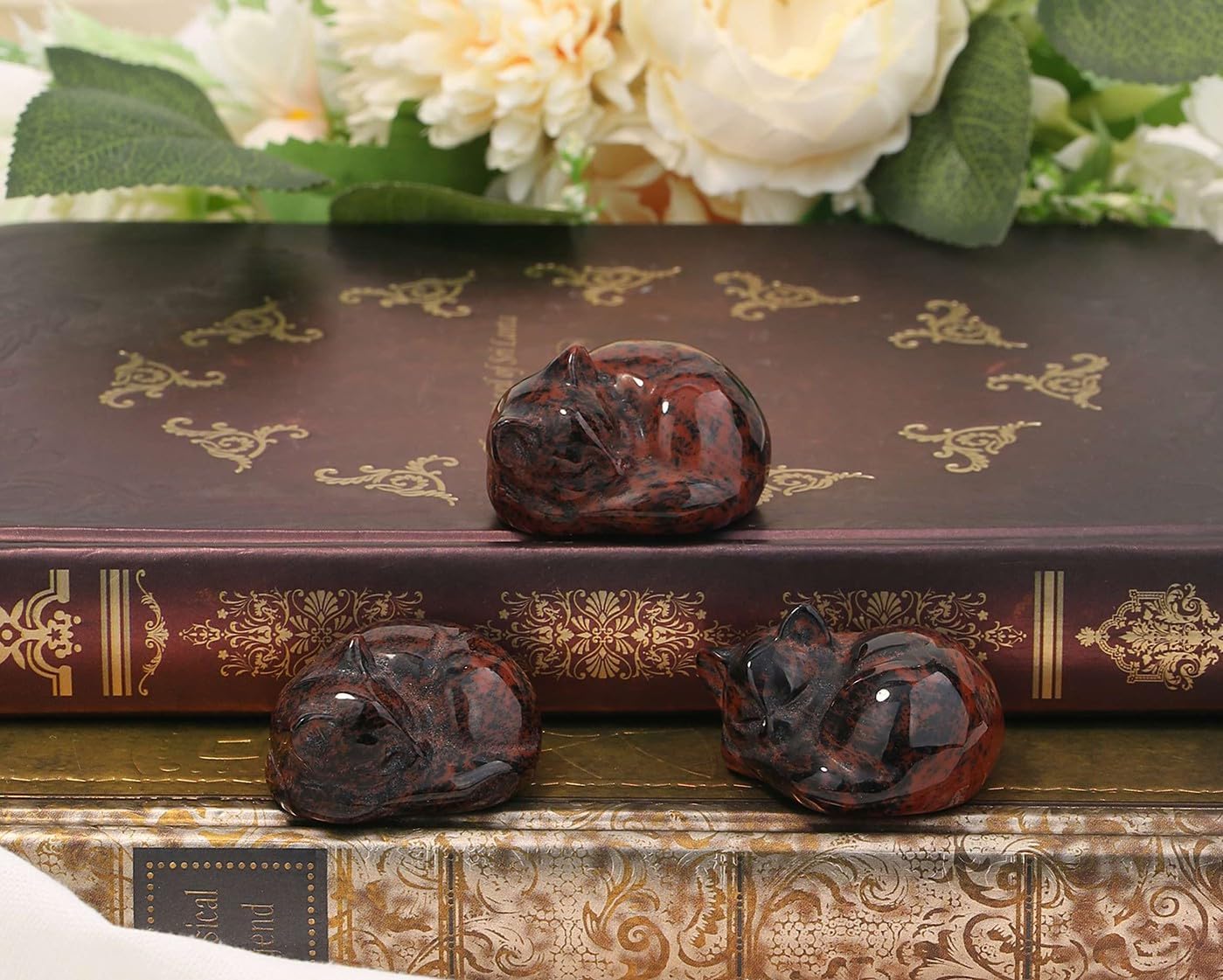 LAIDANLA Sleeping Cat Statue Red Obsidian Healing Gemstone Hand Carved Cute Kitten Statue Figurine 1.6" Decor Polished Stone Reiki Bedroom Office Desk Home Decoration Gifts