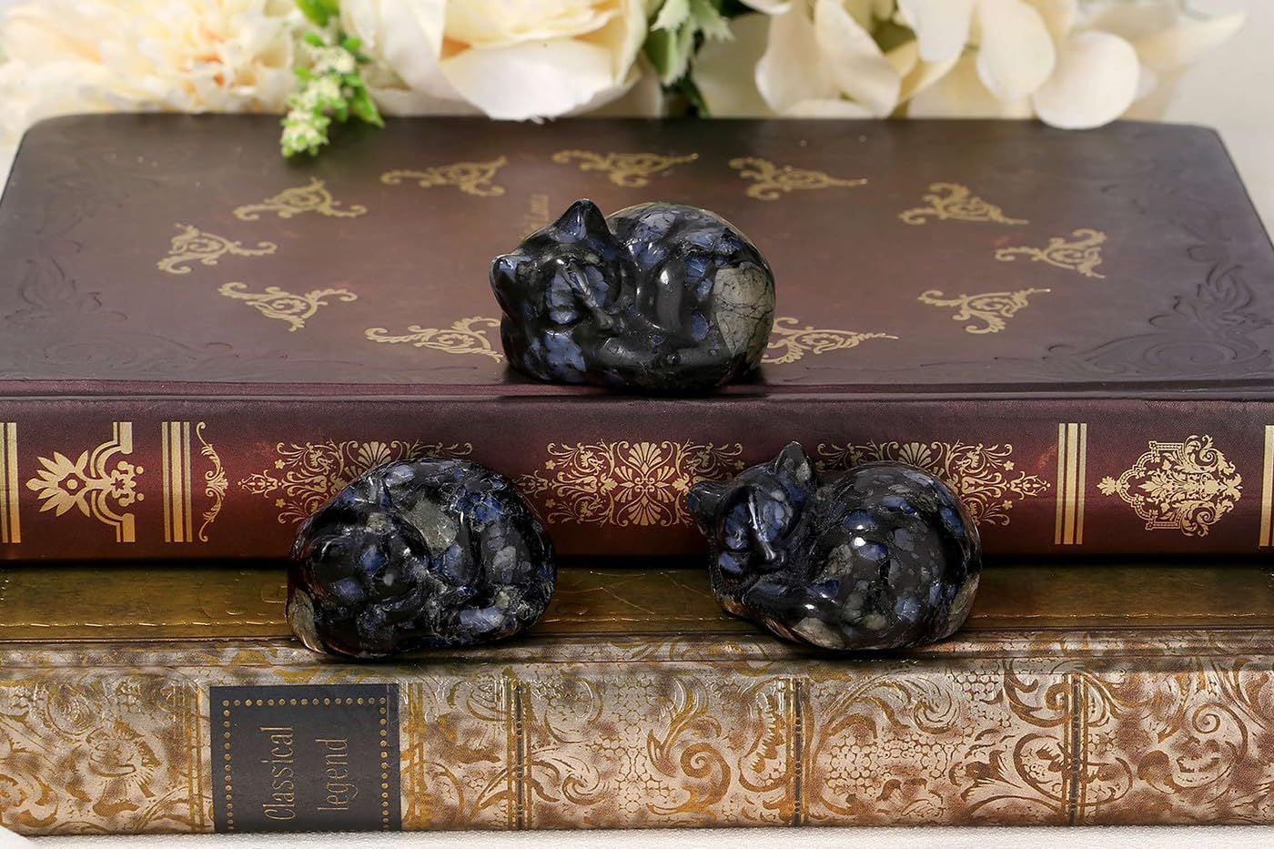 LAIDANLA Blue Labradorite Cat Healing Crystals Figurine Sleeping Cat Hand Carved Cute Statue Polished Stone Sculpture Reiki Office Room Bedroom Desk Home Decoration Gifts 1.6"