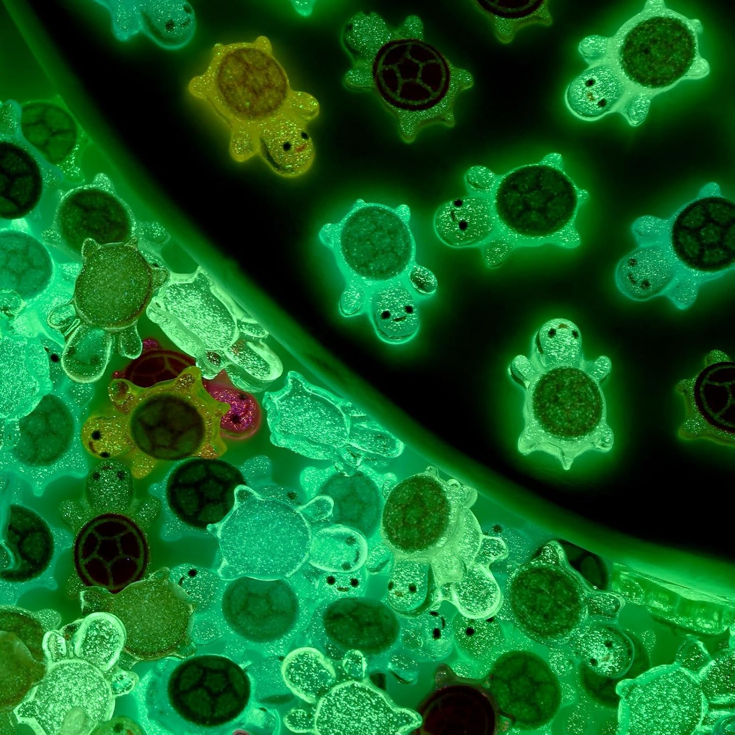 400 Pcs Luminous Mini Resin Turtle Mini Resin Figurines Cute Miniature Figurines for Fairy Garden Decor Micro Landscaping Hide Crafts Nail Art